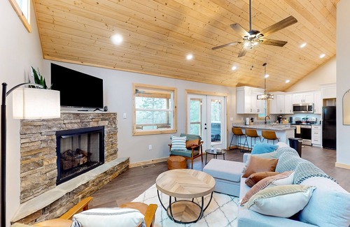 Cherokee Cabin | Dog-Friendly Mountain Cabin with Hot Tub & Fireplace