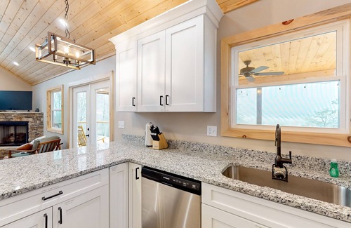 Cherokee Cabin | Dog-Friendly Mountain Cabin with Hot Tub & Fireplace