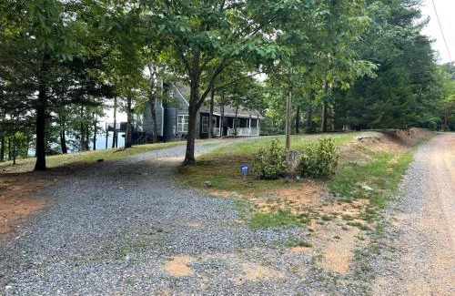 Cedar Bluff House | Cozy Mountain View Cabin with Fireplace for Family Fun