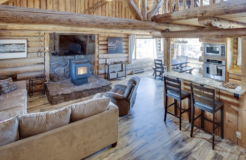 Terrebonne Cabin | Pet-Friendly Mountain View Cabin Oasis by Smith Rock