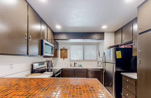 Lakeshore Condo | Scenic Mountain-View Condo with Pool, Hot Tub & Two Decks