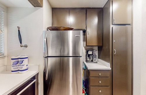 Lakeshore Condo | Scenic Mountain-View Condo with Pool, Hot Tub & Two Decks