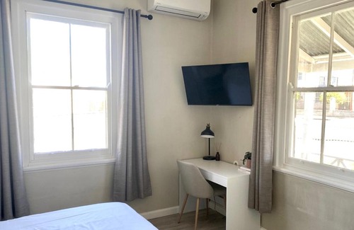 West Tamworth House | Guest Rated 9.8: Mountain View Cottage for Families & Pets