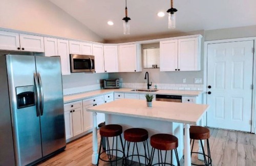 Apache Junction House | Mountain View Getaway with Oceanfront Breakfast & 9.8 Score