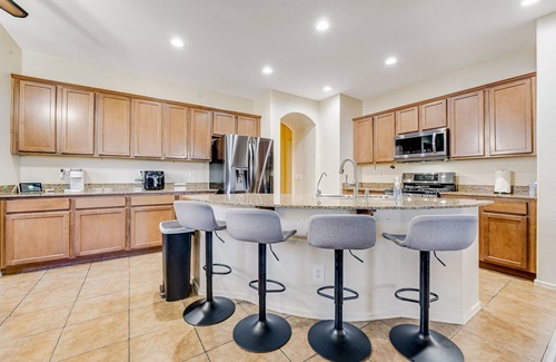 Avondale House | Mountain-View Retreat with Pool & Spa - Rated 10/10