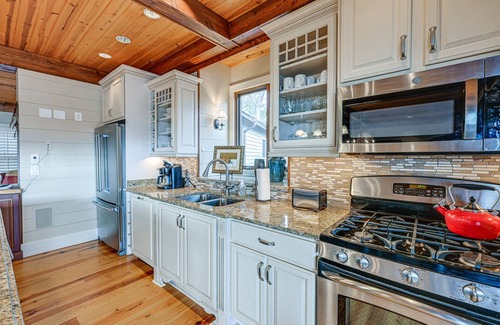 Dillard Cabin | Scenic Mountain-View Cabin in Georgia with 2 Decks