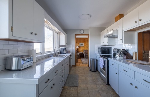West Cornwall House | Experience the Mountain View Getaway with Pool & Lake Access