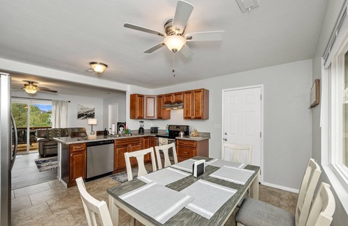 Prescott Cottage | Exceptional Mountain View Getaway with Breakfast Included
