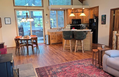 Pine Cove Cabin | Mountain View: Breathtaking Vistas with Spa and Jacuzzi