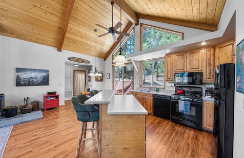 Pine Cove Cabin | Mountain View: Breathtaking Vistas with Spa and Jacuzzi