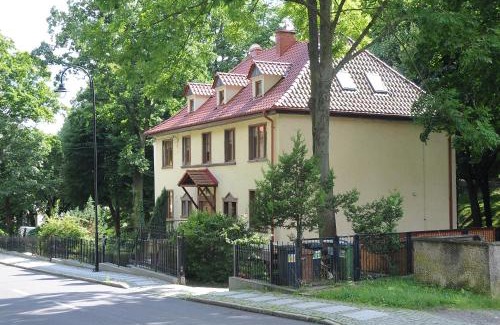 Jedlina-Zdroj House | Exceptional Mountain View Guest Rooms for Family Getaways