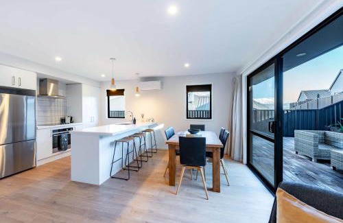 Wanaka House | Cozy Mountain View Haven: Family-Friendly 4-Star Escape