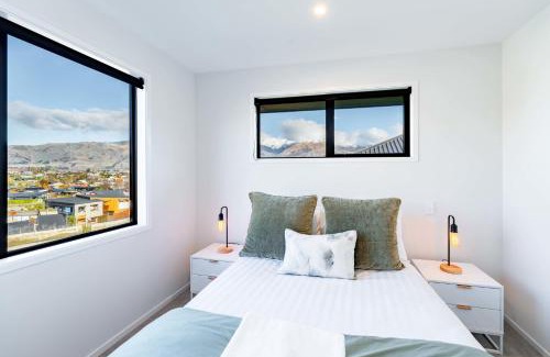 Wanaka House | Cozy Mountain View Haven: Family-Friendly 4-Star Escape