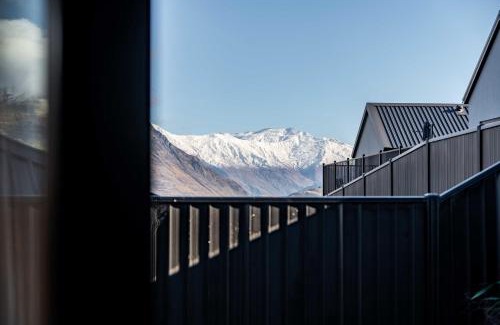 Wanaka House | Cozy Mountain View Haven: Family-Friendly 4-Star Escape