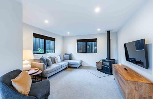 Wanaka House | Cozy Mountain View Haven: Family-Friendly 4-Star Escape