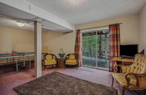 Berkeley Springs House | Scenic Mountain View Hideaway - Perfect for Family Fun!