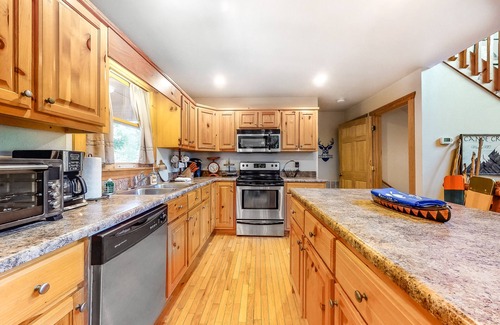 Murphy House | Relaxing Mountain View Home with Hot Tub & Game Room