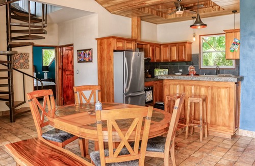 Quepos House | Scenic Mountain-View Retreat with Private Infinity Pool
