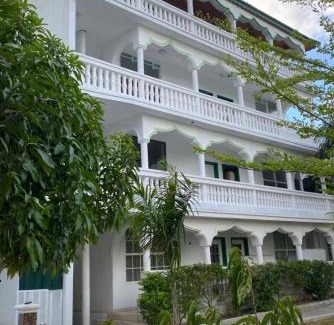 Vaudreuil Hotel | Scenic Mountain View Hotel with Pool & Oceanfront Dining