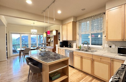 Issaquah House | Scenic Mountain View Retreat with Spa and Pet-Friendly Options