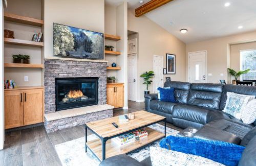 Oakhurst House | Elevated Mountain View House with Hot Tub and Scenic Greens