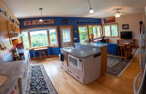 Ithaca House | Inviting Ecovillage with Ocean View & Jacuzzi Retreat