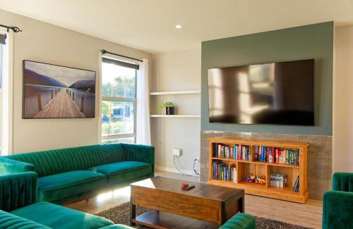Kaikoura House | Mountain View - Kaikoura Holiday Home