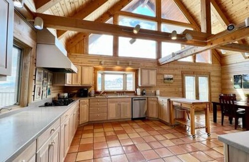 North Powder House | Scenic Mountain View Lodge - Family Friendly & Accessible