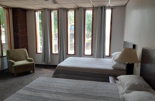 Clifford Cabin | Scenic Mountain View Lodge - Pet Friendly & 9/10 Rated
