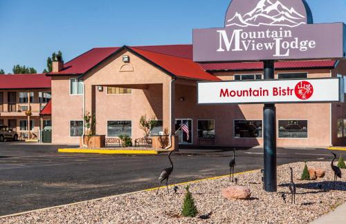 Parowan Hotel | Mountain View Lodge: Pet-Friendly Retreat with Oceanfront Pool