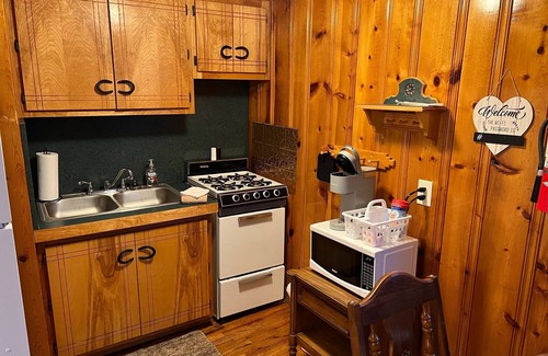 Red River Cabin | Mountain View Lodge: Family-Friendly Retreat with Breakfast