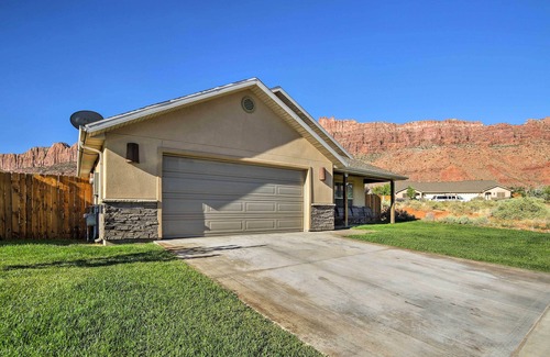 Moab South Valley Cottage | Relaxing Moab Retreat with Pool and Hot Tub Access