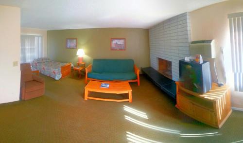 Bishop Hotel | Cozy Mountain View Motel: Wheelchair Accessible & Family-Friendly