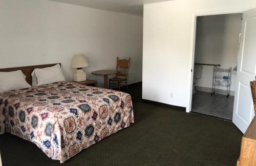 Bishop Hotel | Cozy Mountain View Motel: Wheelchair Accessible & Family-Friendly