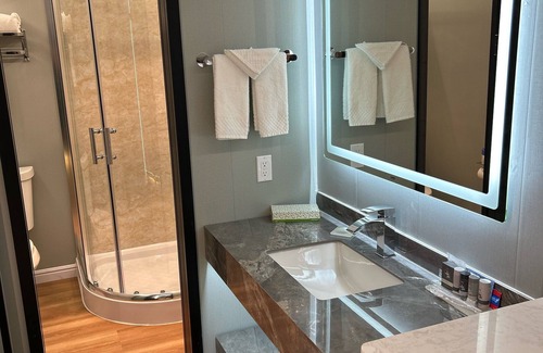 Bishop Hotel | Eco-Friendly Mountain View Motel with Pool & Spa Amenities