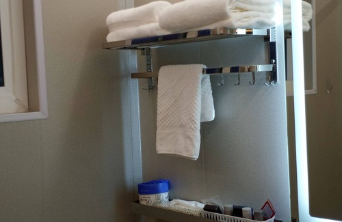 Bishop Hotel | Eco-Friendly Mountain View Motel with Pool & Spa Amenities