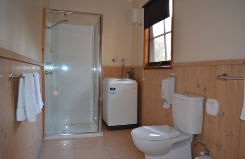 Halls Gap Hotel | Scenic Mountain View Motor Inn with Pool & Breakfast