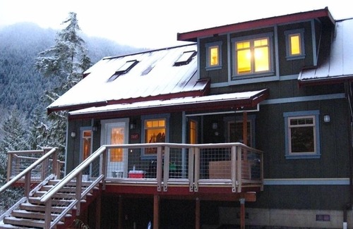 Warnick House | Family-Friendly Retreat with Mountain Views & Cozy Amenities