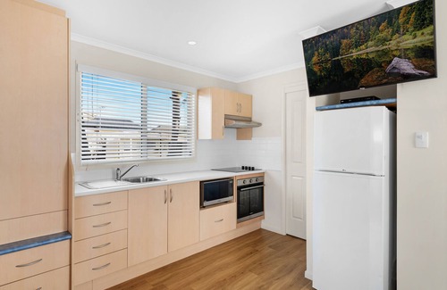 Shoalhaven Heads Hotel | Scenic Mountain View Resort: Family-Friendly with Pool & Breakfast