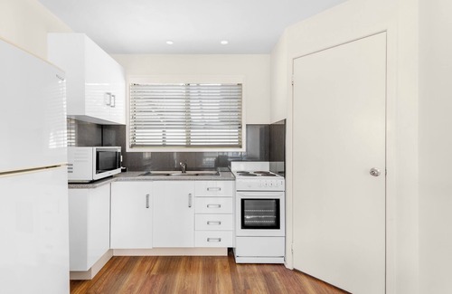 Shoalhaven Heads Hotel | Scenic Mountain View Resort: Family-Friendly with Pool & Breakfast