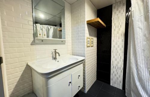 Nimman Apartment | Scenic Mountain View Room on Nimman Road Awaits You