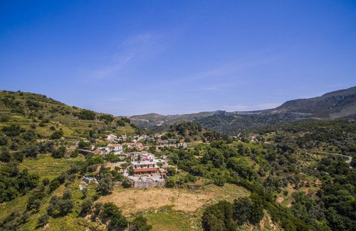 Thronos Bed & Breakfast | Mountain View Rooms for 19 people