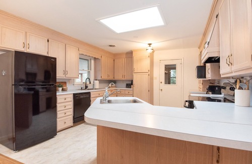 Saint Thomas House | Cozy Mountain Retreat with Breakfast and Family Amenities