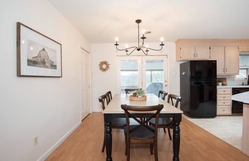 Saint Thomas House | Cozy Mountain Retreat with Breakfast and Family Amenities