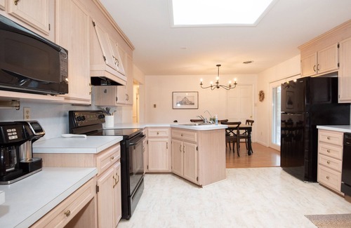 Saint Thomas House | Cozy Mountain Retreat with Breakfast and Family Amenities