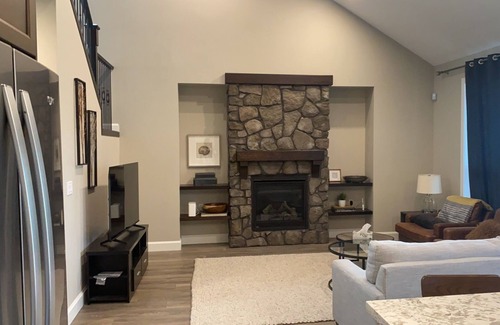 Harrison Mills House | Mountain view suite in Harrison Highland