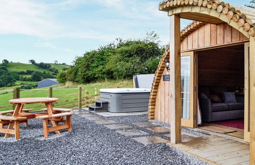 Llandovery Cottage | Cozy 1 Bedroom Retreat in Cilycwm with Spa & Hot Tub