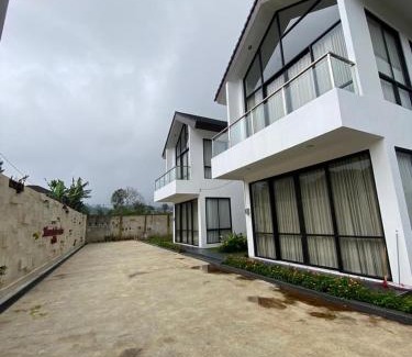 Purbalingga Villa | Mountain View Villa: Ideal for Families and Pets