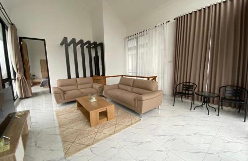 Purbalingga Villa | Mountain View Villa: Ideal for Families and Pets