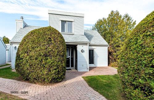 Collingwood House | Cozy Mountain View Villas One Bed Loft Suite with Pool